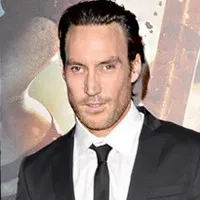 영화배우인 칼란 멀비의 대표 이미지