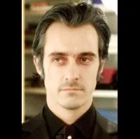 배우, 작가인 요나스 카를손의 대표 이미지