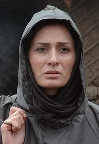 배우인 파리바쉬 나자리예의 대표 이미지