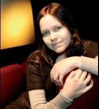 배우인 티아 탈비사라의 대표 이미지