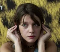 배우인 아나 모레이라의 대표 이미지