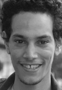 배우인 우아시니 엠바렉의 대표 이미지