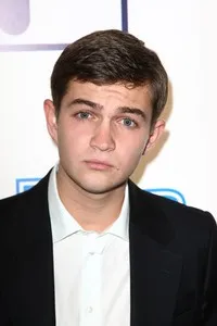 배우인 칼럼 맥냅의 대표 이미지