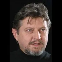 배우인 아디 카라우레아누의 대표 이미지