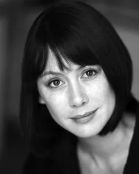 배우인 엠마 초이의 대표 이미지