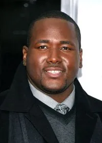 배우인 퀸튼 애론의 대표 이미지