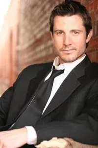 배우인 크리스 클리브랜드의 대표 이미지