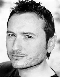 배우인 제임스 피셔의 대표 이미지