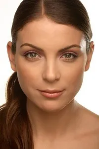 배우인 외즈게 외즈베르크의 대표 이미지