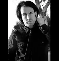 영화배우, 가수인 니벡 오우거의 대표 이미지