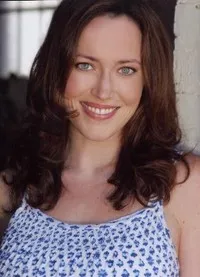 배우인 레베카 스펜스의 대표 이미지