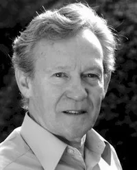 배우인 폴 코플리의 대표 이미지