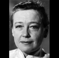 배우인 일리아 사비나의 대표 이미지