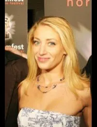 배우인 루시 더빈치크의 대표 이미지