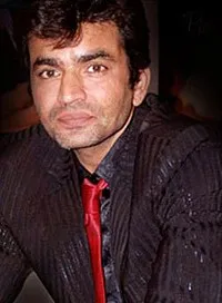 배우인 라자 차우다리의 대표 이미지