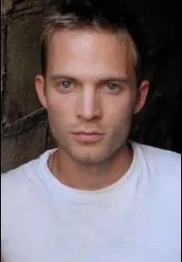 영화배우인 데이비드 콜의 대표 이미지