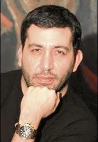 배우인 엠레 키나이의 대표 이미지