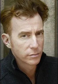 배우인 스티븐 키어린의 대표 이미지