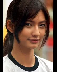 배우인 나디아 사피라의 대표 이미지