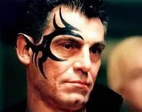 배우인 사이먼 뉴비의 대표 이미지