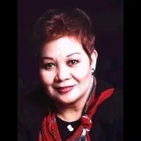 배우인 로리 빌라누에바의 대표 이미지