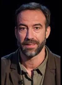 배우인 세르반 파브루의 대표 이미지