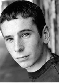 배우인 제라드 컨스의 대표 이미지