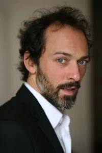 배우인 코라도 인베르니지의 대표 이미지