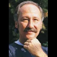 배우인 알탄 에르케클리의 대표 이미지