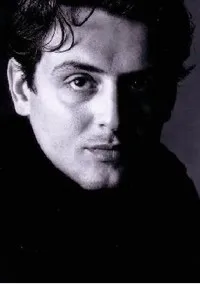 영화배우인 데얀 쿠킥의 대표 이미지