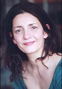 배우인 발레리 카르센티의 대표 이미지