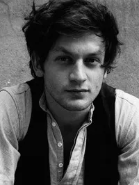 배우인 아브라함 벨라가의 대표 이미지