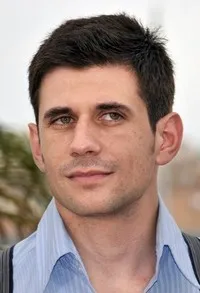 배우인 알반 우카이의 대표 이미지