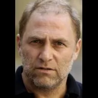 배우인 티자히 그라드의 대표 이미지