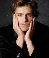 배우인 카를로토 코타의 대표 이미지