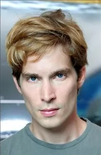 배우인 니코 로그너의 대표 이미지