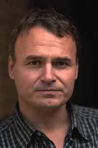 배우인 올리버 브리트의 대표 이미지