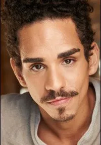 영화배우인 레이 산티아고의 대표 이미지