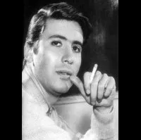 배우인 엔리케 알바레즈 페릭스의 대표 이미지