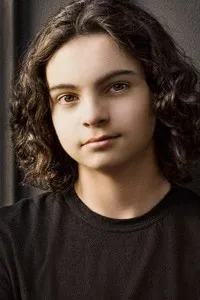 배우인 맥스 버크홀더의 대표 이미지