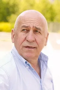 배우인 조지 미하이타의 대표 이미지