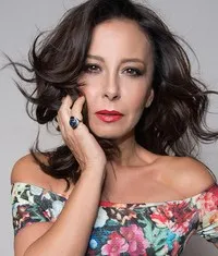 배우인 에벨린 하고엘의 대표 이미지