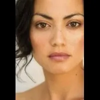 배우인 멜라니 루이스의 대표 이미지