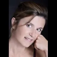 배우인 클레어 구요의 대표 이미지