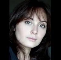 배우인 셀린느 모지의 대표 이미지