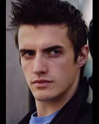 배우인 C.J. 토마슨의 대표 이미지