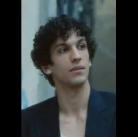 배우인 나이브 오우드히리의 대표 이미지