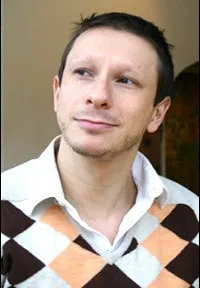 배우인 폴 아마라니의 대표 이미지