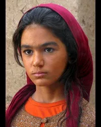 배우인 모비나 아예네다르의 대표 이미지