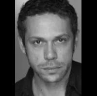 배우인 카더 부크하네프의 대표 이미지